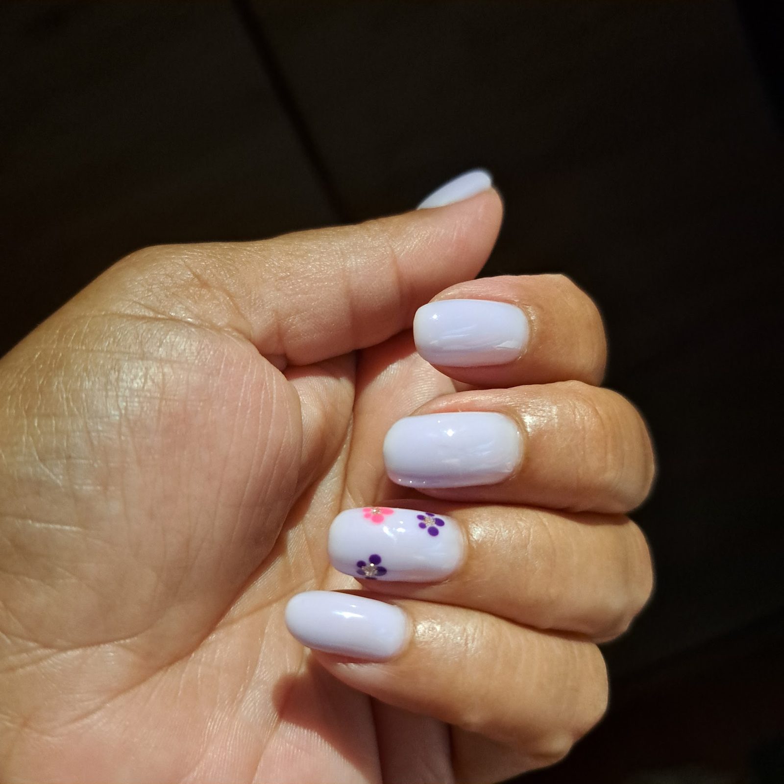 Lila nagels, op één nagel kleine bloemetjes