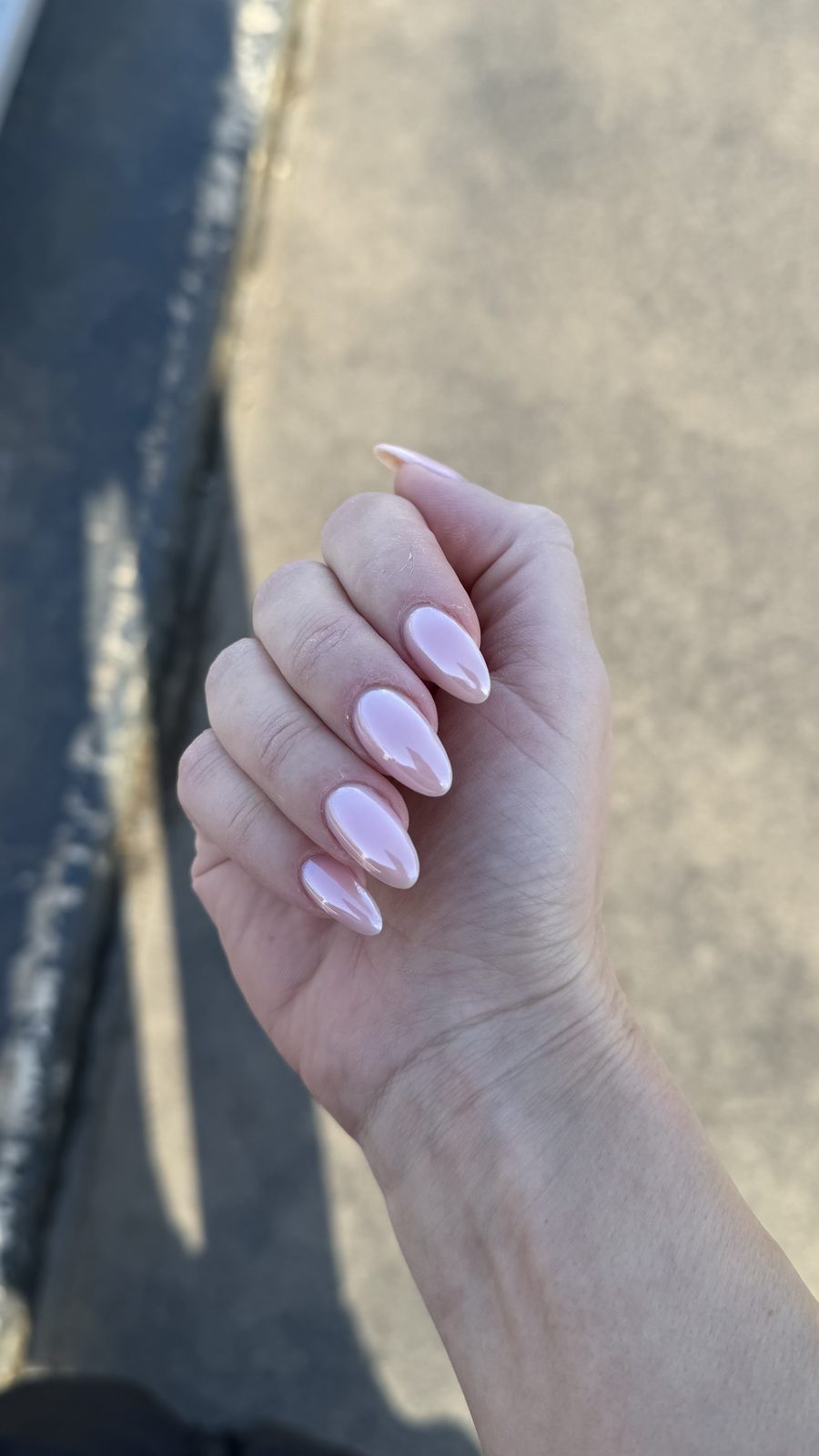 Parelmoer chrome nagels in amandelvorm, buiten