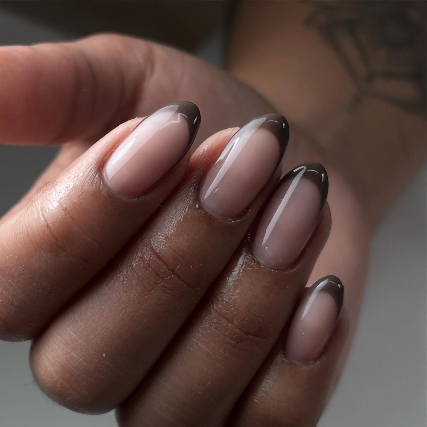 Amandelvormige nude nagels met een chocoladebruine French tip