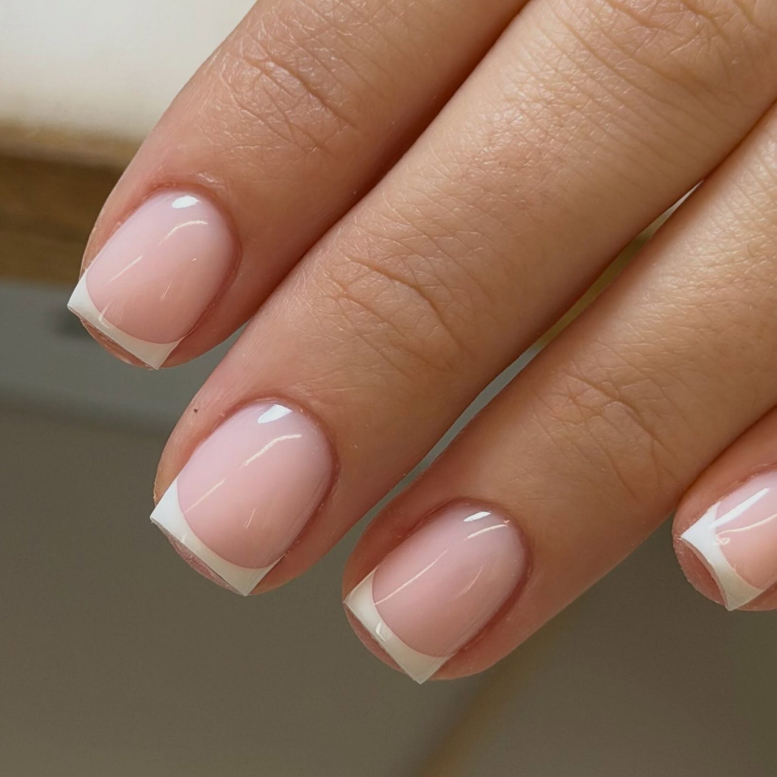 Naturelle nagels met een smalle witte French tip