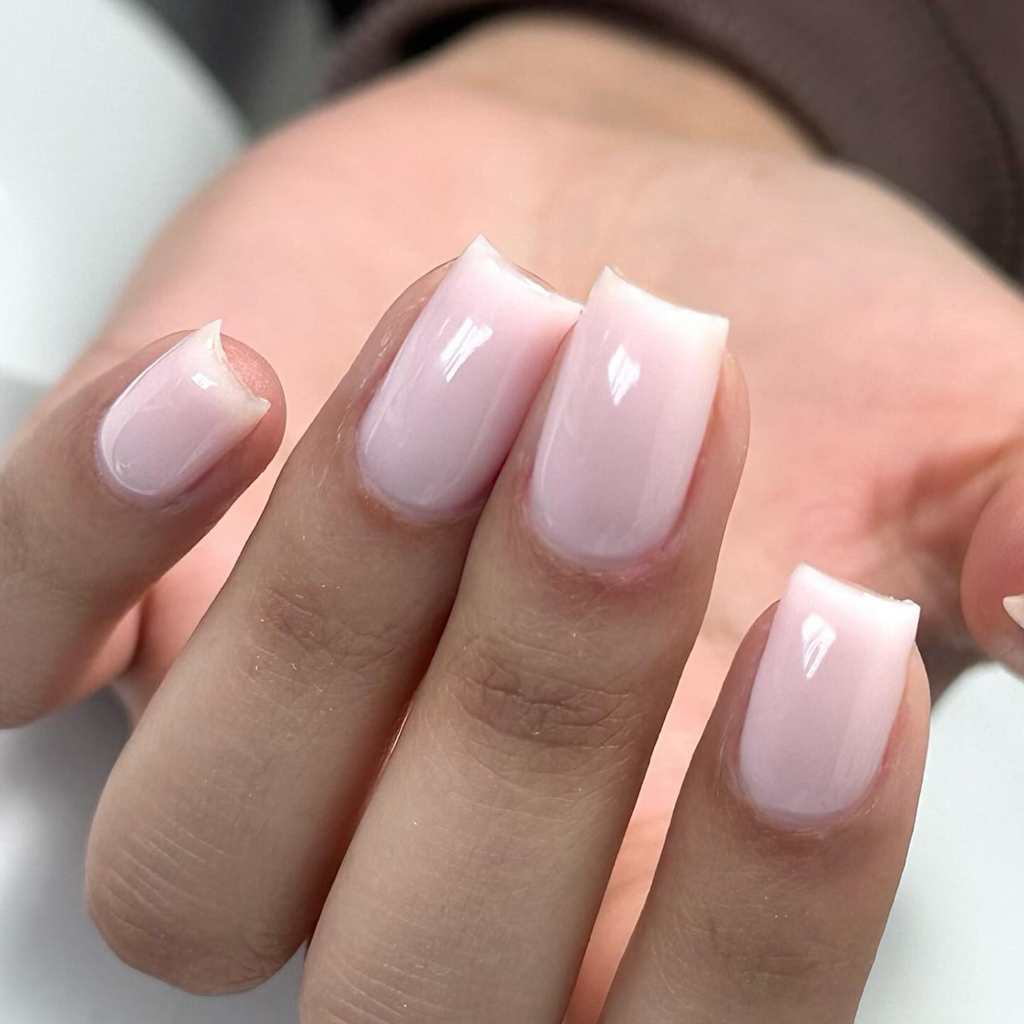 Korte melkroze vierkante nagels
