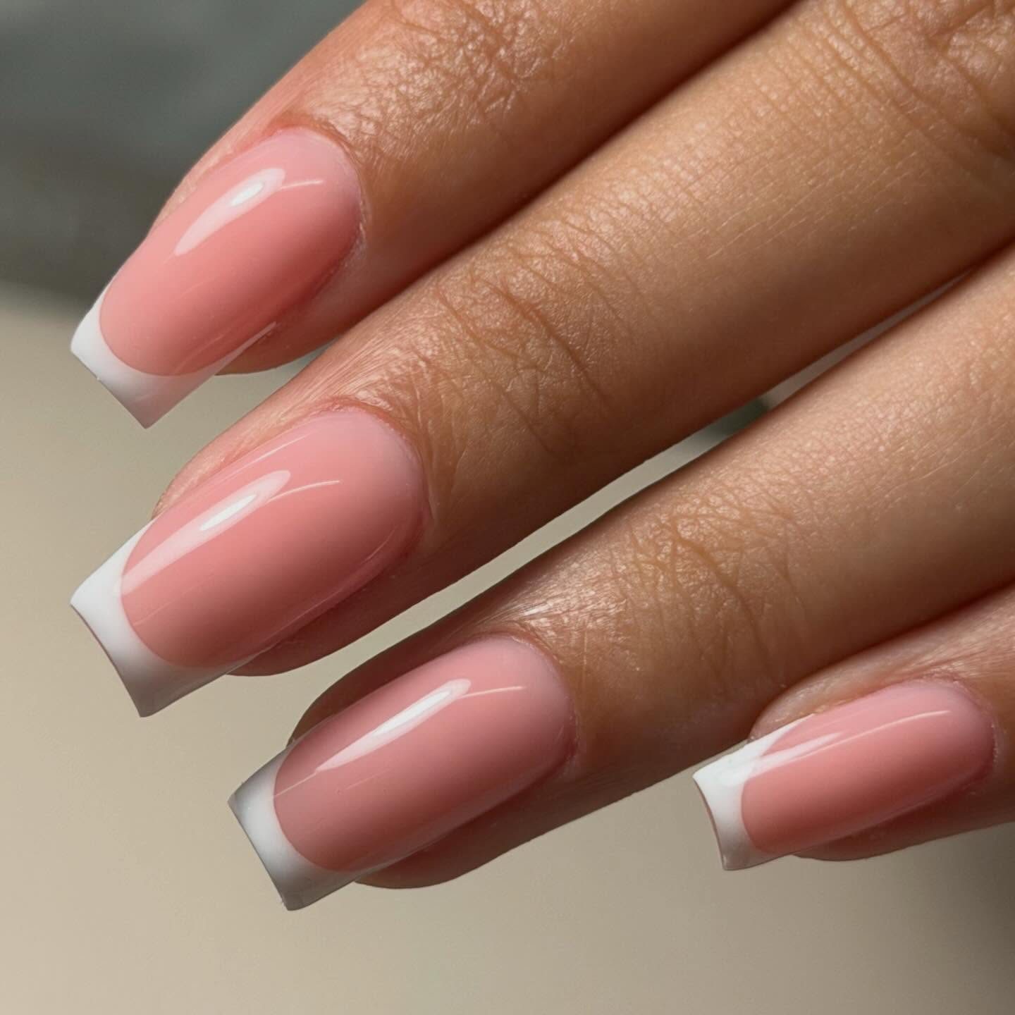 Lange roze nagels met een witte French tip